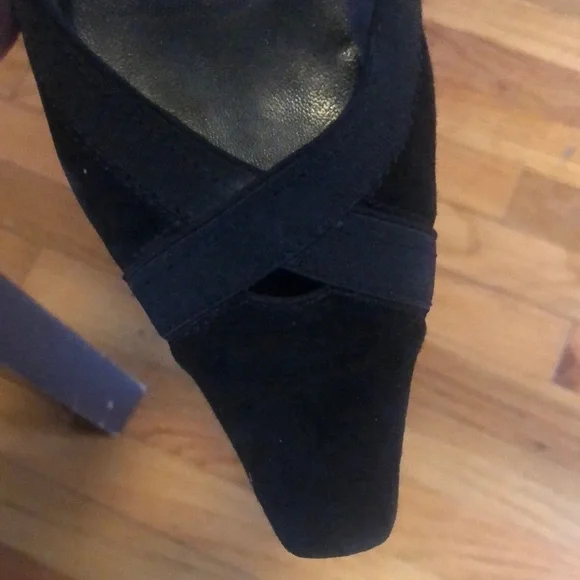 Stuart Weitzman Black Suede Russell Bromley Kitten Heels - Picture 13 of 14